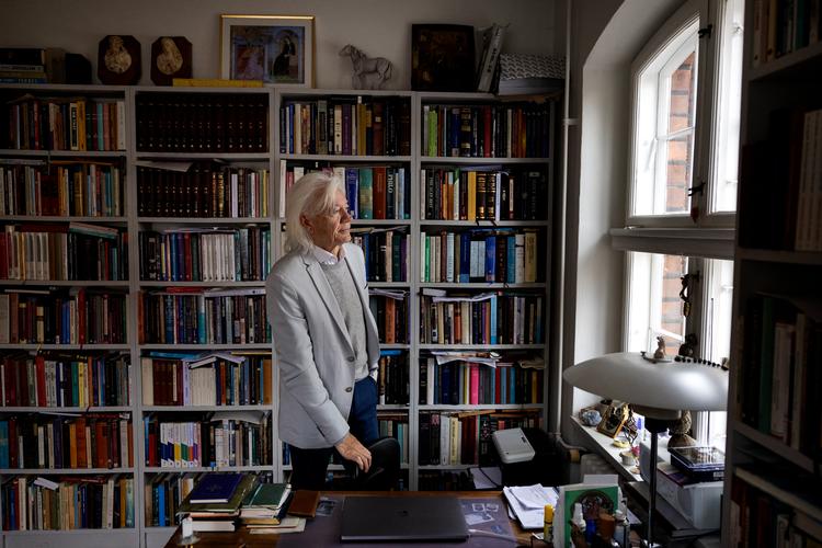 38 kvadratmeter, 1000 bøger og en mand, der har studeret hele sit liv uden at have en uddannelse eller være akademiker. Lars Muhls skæbne tog et skarpt sving, da hans lillesøster døde som 6-årig. Foto: Finn Frandsen