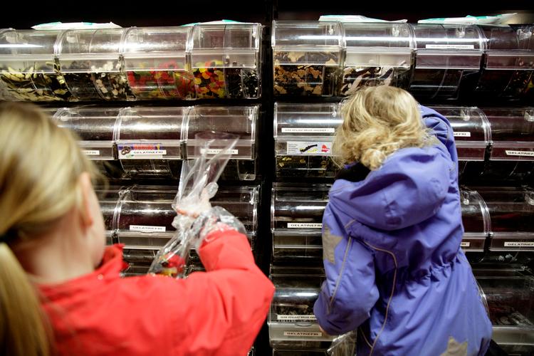 I denne uge spørger en frustreret mor bl.a., hvordan man hjælper sine børn til at navigere udenom alt det usunde, de møder i skolen, klubben, efter fritidsaktiviteter og til legeaftaler. Foto: Lasse Kofod