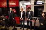 DSB’s commercial director, Jens Visholm Uglebjerg, left with scissors, cuts the ribbon before departure. Foto: Martin Lehmann