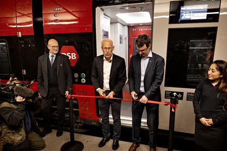 DSB’s commercial director, Jens Visholm Uglebjerg, left with scissors, cuts the ribbon before departure. Foto: Martin Lehmann