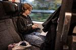 Friederike Krien is on her way home to Hanover and is pleasantly surprised to find that she's traveling on a brand-new train. Foto: Martin Lehmann
