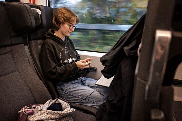 Friederike Krien is on her way home to Hanover and is pleasantly surprised to find that she's traveling on a brand-new train. Foto: Martin Lehmann