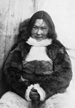 Arnarulúnguaq var 25 år, da hun sammen med sin mand kom med på Knud Rasmussens 5. Thuleekspedition. Den nye bog 'Det lille kvindemenneske' giver hende en afgørende rolle på den 18.000 kilometer lange rejse under ekstreme forhold.  Foto: Public Domain/Wikipedia