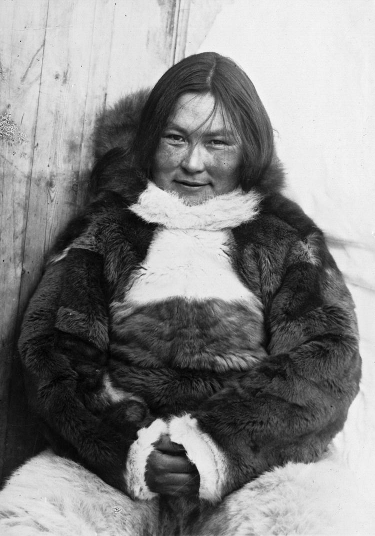 Arnarulúnguaq var 25 år, da hun sammen med sin mand kom med på Knud Rasmussens 5. Thuleekspedition. Den nye bog 'Det lille kvindemenneske' giver hende en afgørende rolle på den 18.000 kilometer lange rejse under ekstreme forhold.  Foto: Public Domain/Wikipedia