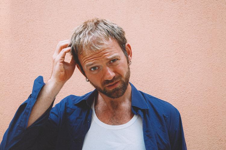 Sebastian Wegener er til Guinness, vegetarmad og oliemaling på fotografier.   Foto: Stella Avaliya