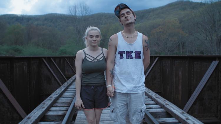 I dokumentaren møder vi indbyggerne i den lille by Green Bank, hvor der hverken er wifi eller mikrobølger. Særlig et ungt forelsket par og deres beskedne drømme og ønsker gør indtryk. Foto: Mikael Lypinski