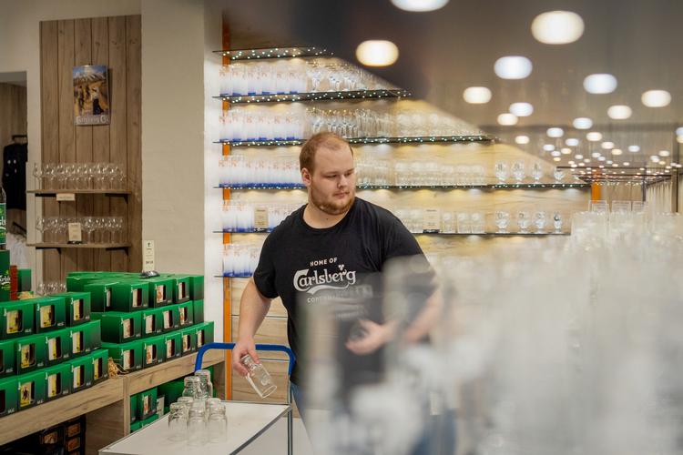 Victor Hansen started off on the wrong foot in his working life, but an internship at Home of Carlsberg, where he works in the warehouse among other things, is helping him get into the workforce. Foto: Miriam Dalsgaard