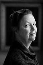 Den firkantede jordemoder Signe er jegfortælleren i 'Først når jeg siger til'. Signe er en typisk Guldagersk 'no nonsense'-karakter. Foto: Thomas Borberg