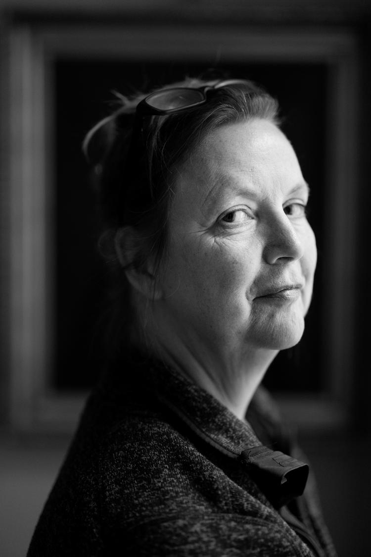 Den firkantede jordemoder Signe er jegfortælleren i 'Først når jeg siger til'. Signe er en typisk Guldagersk 'no nonsense'-karakter. Foto: Thomas Borberg