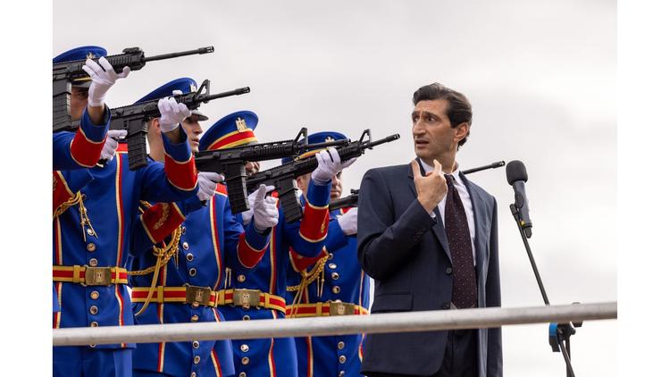 Hov, drenge, det er ikke mig, der er den rigtige præsident. Den berømte skuespiller (Fares Fares) holder sin sleske tale til den højtærede hr. Præsident. Pr-foto: SF Film