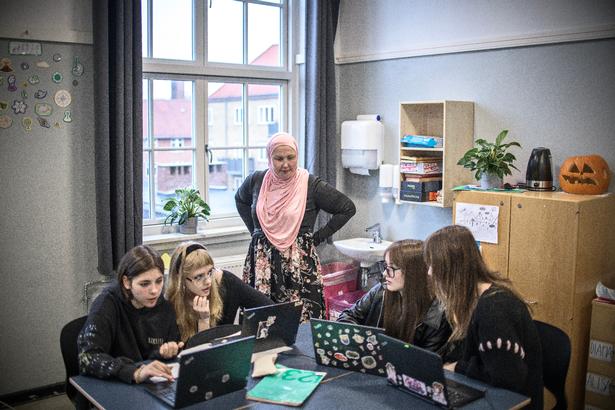 Dagens historietime handler om rumkapløbet mellem USA og Sovjetunionen efter Anden Verdenskrig. Her arbejder pigegruppen med hunden Laika, der blev det første levende væsen i kredsløb om jorden. Foto: Janus Engel/Janus Engel