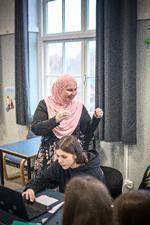 Hvis Karina Møller Hansen vinder Politikens Undervisningspris, vil hun bruge en del af pengepræmien på den sommerkoloni, der hvert år afholdes for eleverne, så alle får råd til at komme med. Foto: Janus Engel/Janus Engel