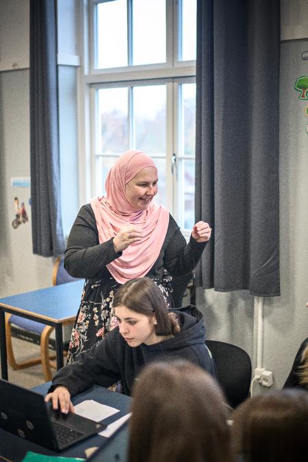 Hvis Karina Møller Hansen vinder Politikens Undervisningspris, vil hun bruge en del af pengepræmien på den sommerkoloni, der hvert år afholdes for eleverne, så alle får råd til at komme med. Foto: Janus Engel/Janus Engel