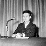 Simone de Beauvoir fotograferet i Paris i december 1964, samme år som hendes 'Une mort très douce' udkom. Bogen, der hedder 'En skånsom død' på dansk, handler om moderen Francoises død året forinden.  Foto: Jean-Jacques Levy/AP/Ritzau Scanpix