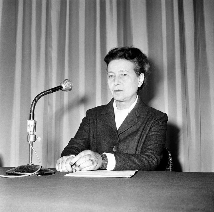 Simone de Beauvoir fotograferet i Paris i december 1964, samme år som hendes 'Une mort très douce' udkom. Bogen, der hedder 'En skånsom død' på dansk, handler om moderen Francoises død året forinden.  Foto: Jean-Jacques Levy/AP/Ritzau Scanpix