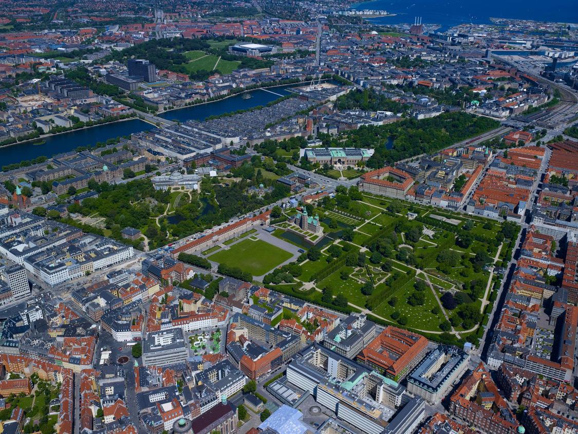 Parkmuseerne is a collaboration among several Copenhagen museums in and around Kongens Have (Rosenborg Castle Gardens), the Botanical Garden, and Østre Anlæg: Rosenborg Castle, the National Gallery of Denmark (SMK), the Natural History Museum of Denmark (including the Palm House), the Workers Museum, the David Collection, and the Hirschsprung Collection.  Foto: Nordic Office of Architecture