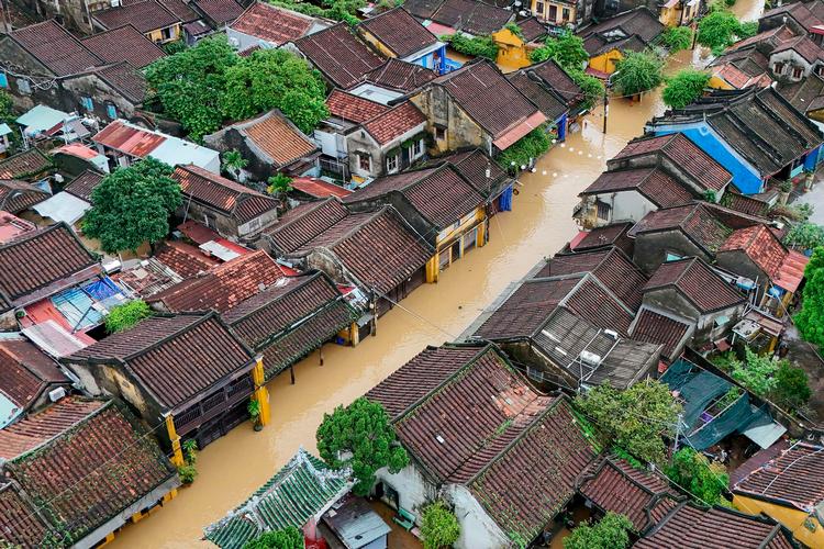 Satellitbilleder viser, hvordan byen Hoi An i Vietnam er oversvømmet som følge af tyfonen Kalmaegi, som også har ramt Filippinerne. Foto: Nhac Nguyen/Ritzau Scanpix