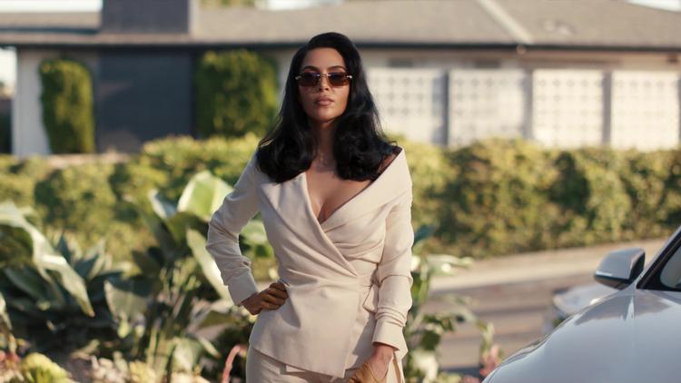 Kim Kardashian spiller Allura, en glamourøs og benhård skilsmisseadvokat i 'All's Fair'.  Foto: Disney+