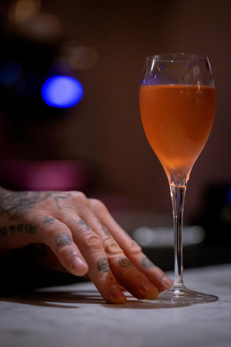 Der er god energi på baren, en opgradering af kvaliteten for de unge, der går i byen i Studiestræde. Men stedet kan ikke følge med niveauet, der holdes uden for Pisserenden. Foto: Mads Nissen