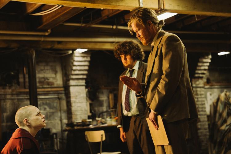 Vi har kun kronraget dig for at forhindre dig i at kommunikere med moderskibet og smurt dig ind i creme, så du ikke kan styre vores tanker. Scenerne mellem den kidnappede direktør (Emma Stone) og skørpotten Teddy (Jesse Plemons), der tror, at hun er et rumvæsen, er ret sjove. Og på grund af Plemons også meget mere end det.  Foto: UIP