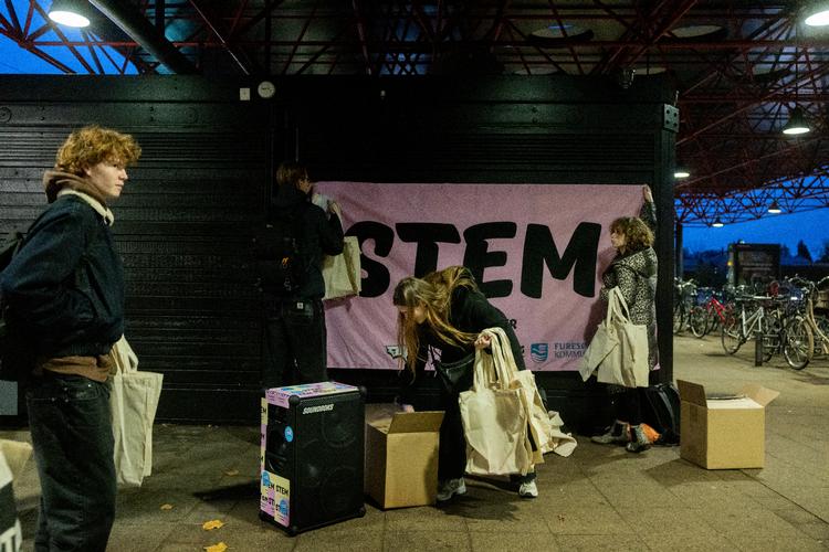 De fire valgambassadører​ er mellem 18 og 22 år og har til opgave at motivere deres jævnaldrene til at stemme 18. november. De hedder Adelina Munck Ahmetaj, Frederik Kock-Andersen, Esther Ljørring Toldam og Simon Wesselhoff. Foto: Mads Nissen