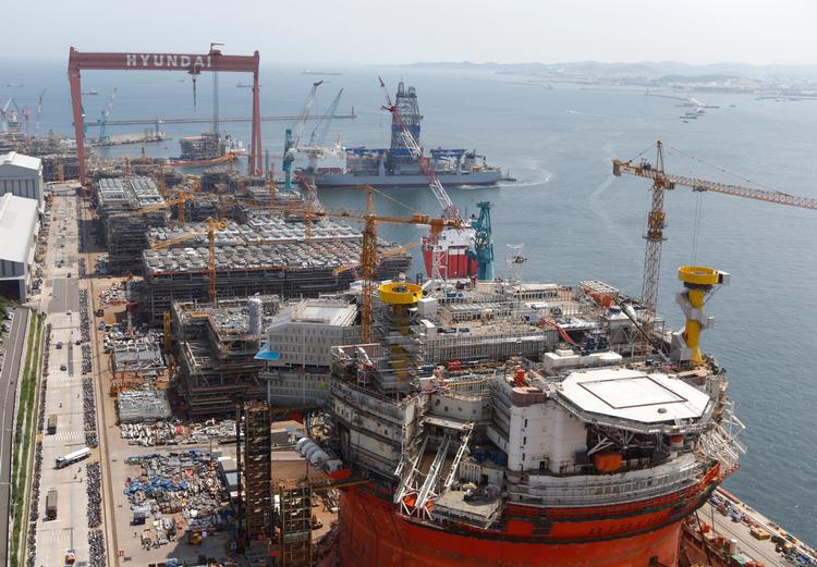 Hyundais skibsværfter i Ulsan er nogle af verdens største, og nu skal sydkoreanerne også bygge krigsskibe og ubåde sammen med USA. I Danmark overvejer regeringen mulighederne. Foto: Lee Jae-won/Ritzau Scanpix