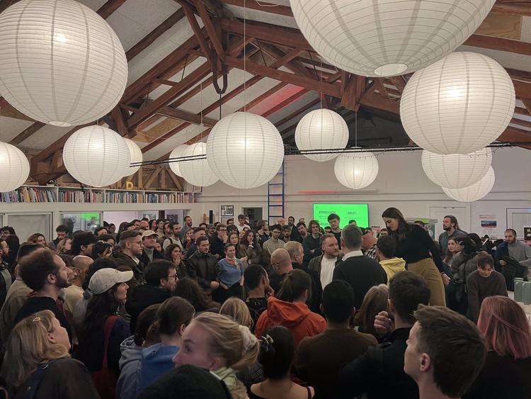 On Rentemestervej in Copenhagen’s Nordvest district, DemokratiGaragen is hosting a series of voter forums aimed at foreign residents. On Wednesday night, there was a line out the door to hear the English-language debate. Foto: Bjørn van Overeem