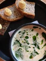 Norsk fiskesuppe er en klassiker. Den er som regel flødelegeret og har håndpillede rejer og fast, friskfanget kød, typisk torsk.  Foto: Kristoffer Flaksted