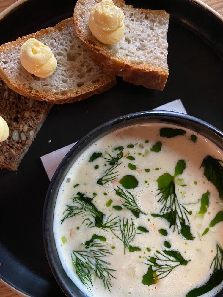Norsk fiskesuppe er en klassiker. Den er som regel flødelegeret og har håndpillede rejer og fast, friskfanget kød, typisk torsk.  Foto: Kristoffer Flaksted