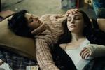 Det nære venskab mellem Apolonia Sokol og Oxana Chatchko berøres ganske let i den franske film 'Oxana'. Her ses de to kvinder i deres fiktive udgaver.  Foto: Camera Film