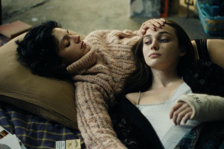 Det nære venskab mellem Apolonia Sokol og Oxana Chatchko berøres ganske let i den franske film 'Oxana'. Her ses de to kvinder i deres fiktive udgaver.  Foto: Camera Film