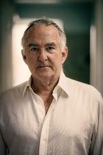 72-årige Henrik Saxgren er kendt for sine fotografier, men i hans nye bog, ’Med egne øjne’, er det ordene, der fylder mest. Foto: Miriam Dalsgaard