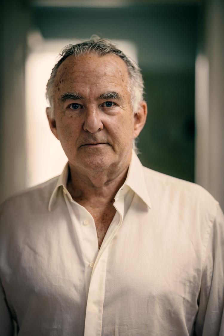 72-årige Henrik Saxgren er kendt for sine fotografier, men i hans nye bog, ’Med egne øjne’, er det ordene, der fylder mest. Foto: Miriam Dalsgaard