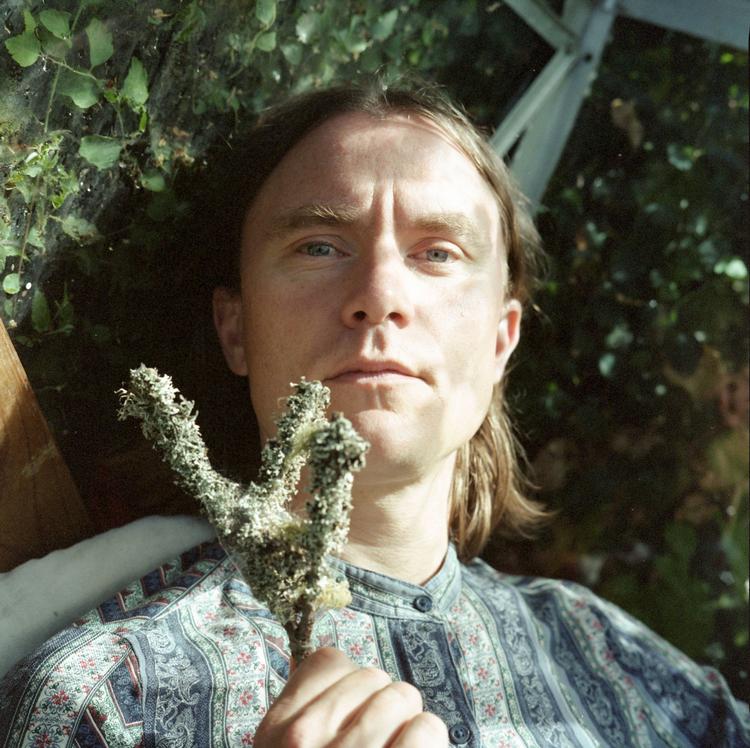 Bisse prøver noget af det sværeste på ’Familiealbummet’. At skrive gode sange om at være næsten lykkelig og besynge tilværelsens overdådighed. Foto: Mia Rewitz