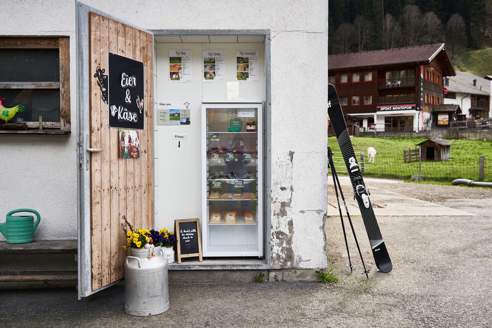 Landmændenes stolthed skinner igennem overalt i de små bysamfund. Gør dig selv en tjeneste mindst en gang at købe lokale pølser, ost, æg, mælk eller andet direkte fra automaten. Foto: Alexander Vissing