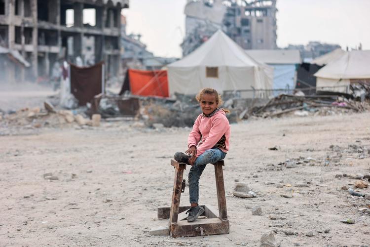 Våbenhvilen mellem Israel og Hamas har gjort det tryggere at opholde sig på gaden i de midlertidige flygtningelejre i Gaza, men mange patienter har stadig akut brug for hjælp. Foto: Omar Al-qattaa/Ritzau Scanpix