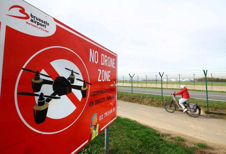 Ved Bruxelles' internationale lufthavn advarer skilte som dette om, at droneflyvning er forbudt. Alligevel er der observeret mistænkelig droner, som har ført til lukni ng af flytrafikken. FILE PHOTO: A "No Drone Zone" placard at Brussels international Airport in Zaventem on the day of an emergency meeting of Belgian government officials and experts, following drone sightings that closed Brussels Airport, in Zaventem, Belgium, November 6, 2025. REUTERS/Yves Herman/File Photo Arkivfoto:  Yves Herman