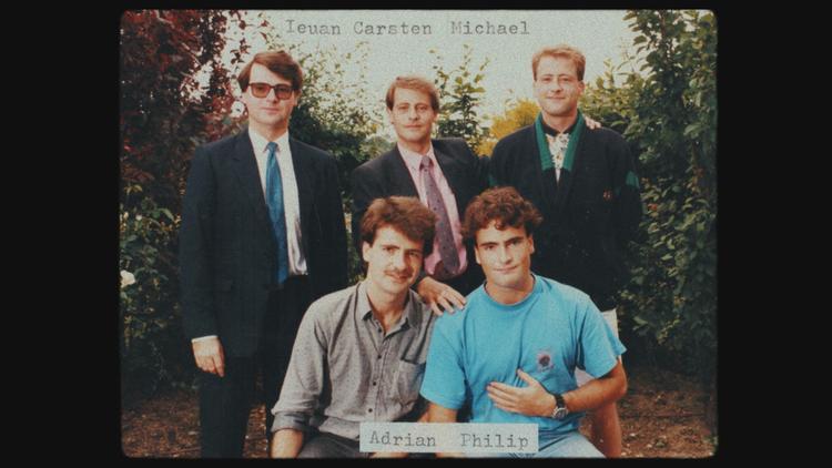 Et familiefoto, der som alle familiefotografier har det med at ligne ren, opstillet idyl.  Foto: Made in Copenhagen