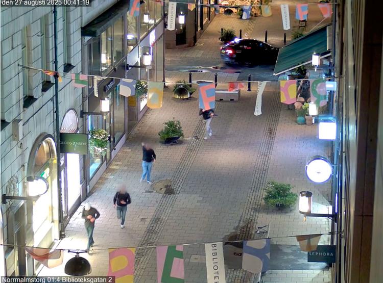 Overfaldet i Stockholm blev fanget på overvågningsvideoer, og politiet kunne derfor hurtigt finde gerningsmændene.  Foto: Svensk Politi