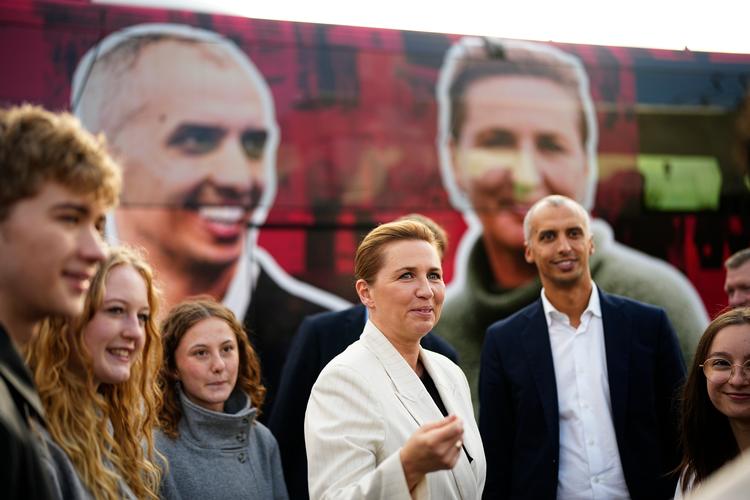 Statsminister og Socialdemokratiets formand Mette Frederiksen og børne- og undervisningsminister Mattias Tesfaye i valgkamp på Tårnby Gymnasium tidligere i dag.  Foto: Mads Claus Rasmussen/Ritzau Scanpix