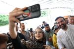 New Yorks nyvalgte borgmester, Zohran Mamdani, poserer for en selfie, mens han deler måltider ud i en moské i San Juan, Puerto Rico, få dage efter valget.  Foto: Ricardo Arduengo/Ritzau Scanpix