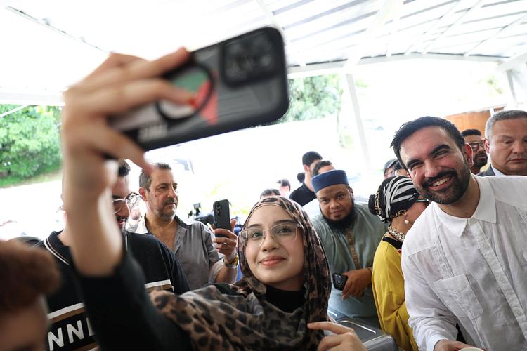 New Yorks nyvalgte borgmester, Zohran Mamdani, poserer for en selfie, mens han deler måltider ud i en moské i San Juan, Puerto Rico, få dage efter valget.  Foto: Ricardo Arduengo/Ritzau Scanpix