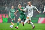 Christian Eriksen (th) spillede det meste af kampen for Wolfsburg, der smed det hele væk i anden halvleg. Foto: Timgroothuis/Ritzau Scanpix