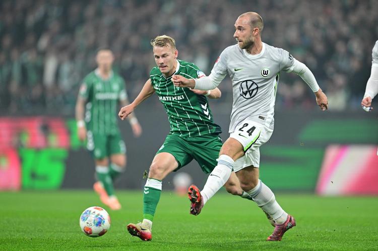  Christian Eriksen (th) spillede det meste af kampen for Wolfsburg, der smed det hele væk i anden halvleg. Foto: Timgroothuis/Ritzau Scanpix