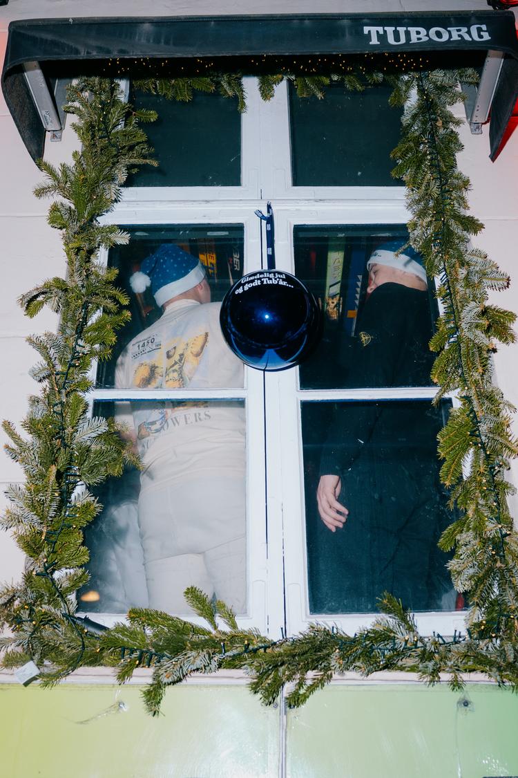 J-dag fyldte gader - og vinduer - i det indre København. Foto: Peter Maunsbach