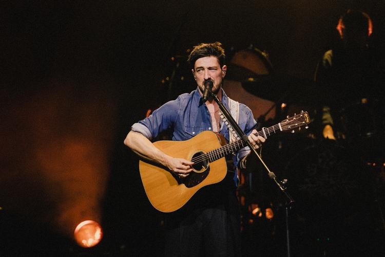 Marcus Mumford i front for Mumford & Sons. Foto: Peter Maunsbach