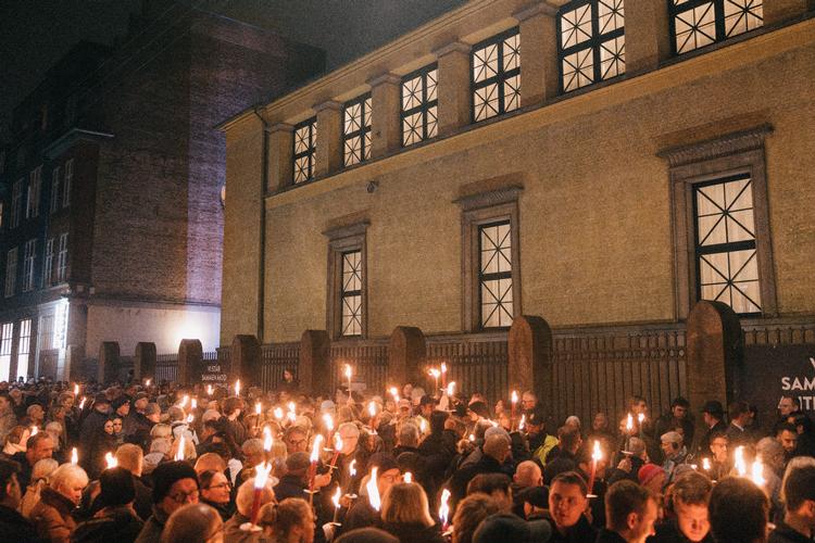 Mange hundrede mennesker mødte op og tændte fakler til Krystalnat søndag aften.  Foto: Peter Maunsbach