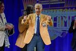 Med et års forsinkelse på grund af corona modtog Paul Tagliabue i 2021 sin guldjakke som bevis på sin indlemmelse i Pro Football Hall of Fame for sit bidrag til sporten. Arkivfoto:  Gene J. Puskar