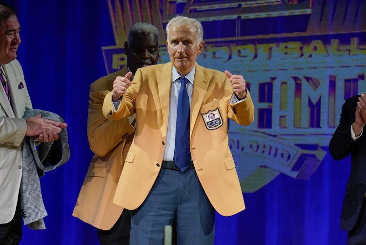 Med et års forsinkelse på grund af corona modtog Paul Tagliabue i 2021 sin guldjakke som bevis på sin indlemmelse i Pro Football Hall of Fame for sit bidrag til sporten. Arkivfoto:  Gene J. Puskar