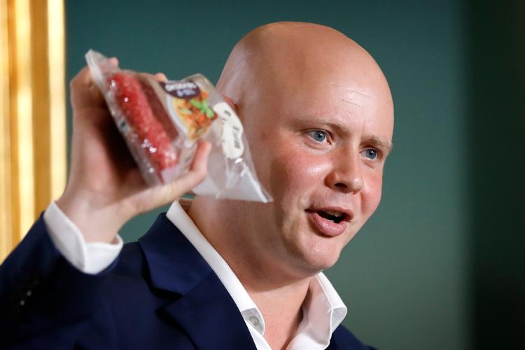 Fødevarepriserne er også blevet et politisk fokusområde, som da kulturminister Jakob Engel-Schmidt havde medbragt en pakke oksekød, da regeringen i august præsenterede sig forslag til ny finanslov. Foto: Jens Dresling